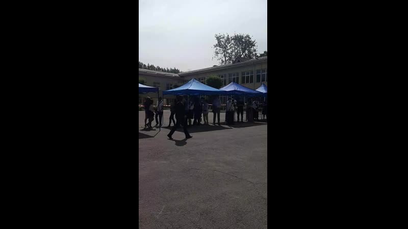 Тамирлан получает аттестат зрелости