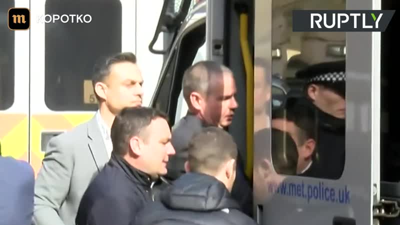 Полиция вынесла джулиана ассанжа из посольства эквадора