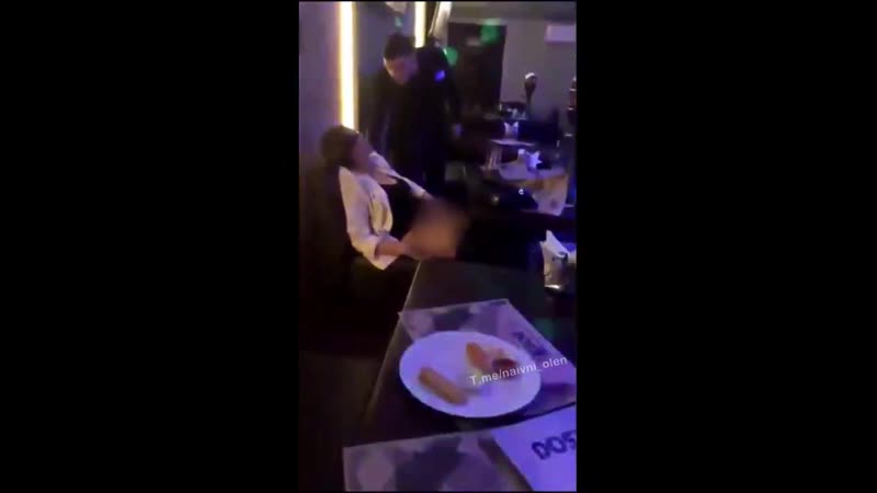 В питерском клубе отмечающая 8 марта девушка не смогла найти себе парня, поэтому как в знаменитой песне запустила себе руку в тр