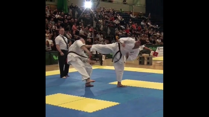 Красивый иппон уро маваше какато гери дзёдан в кёкусинкай карате подготоа бойца