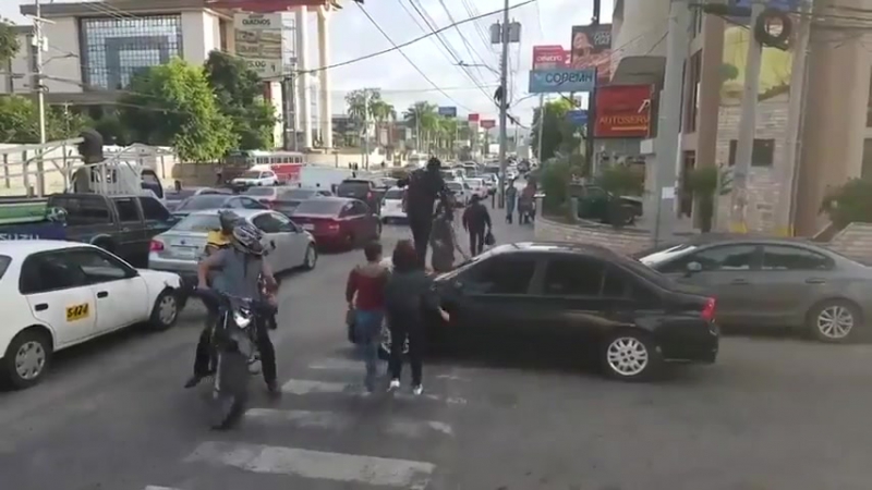 Пешеходы проучили водителя