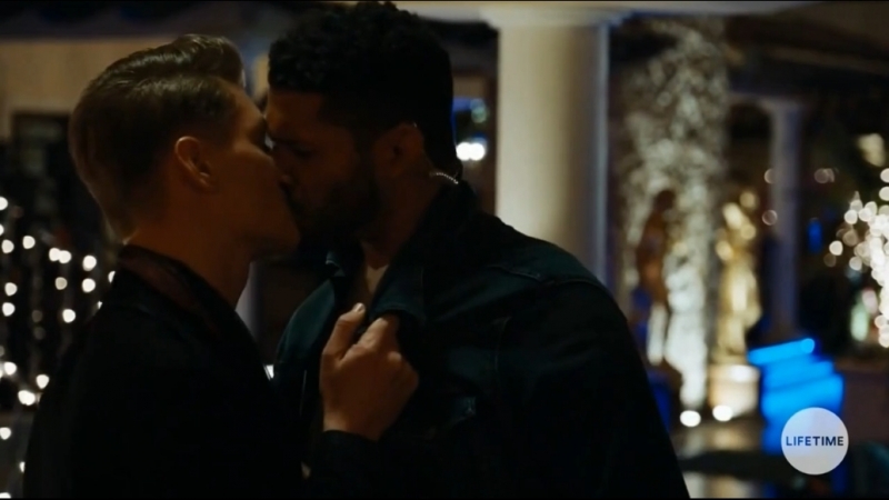 Алексей воробьев целуется с парнем в американском сериале unreal (2015)