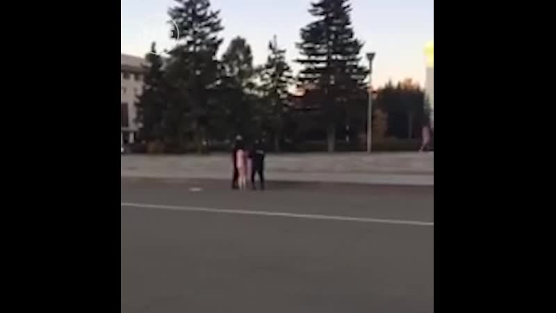 По барнаулу сегодня утром бегала голая женщина, пела и плясала