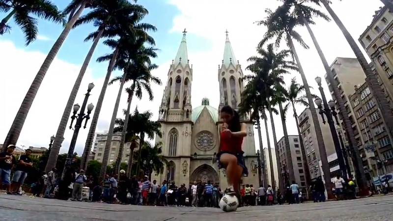 Футбольный фристайл девушка с мячом girls football skills