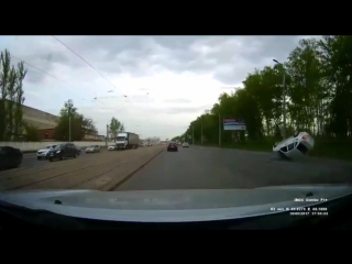 В казани автомобиль угодил колесом в люк и перевернулся