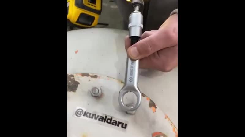 Гайколом режет закисший крепёж