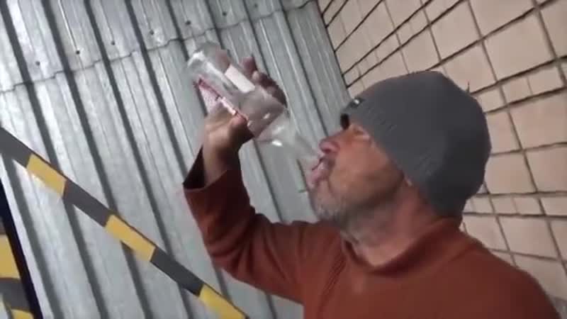 Вписка выпил четыре бутылки водки залпом