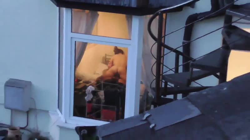 Потрясная пара занимается сексом на кровати отеля у окна (Любительский ролик)