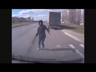 Ахуевший пешеход с бутылкой