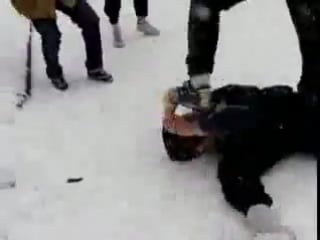 Пацан чётко отпиздил скина