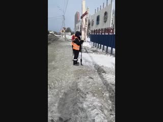 В южно сахалинске стелу перед аэропортом пытаются украсить чистым снегом