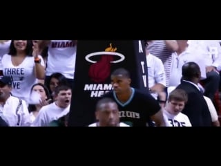 Dwyane wade throws it down on hornets!