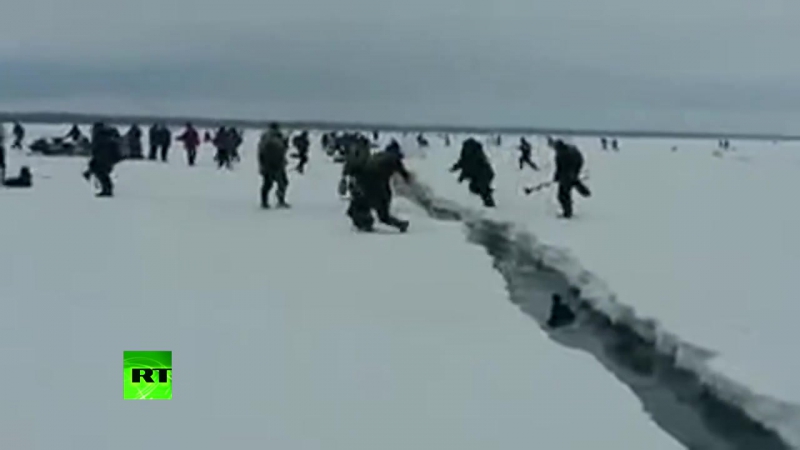 Огромный кусок льда с людьми откололся во время рыбалки на сахалине