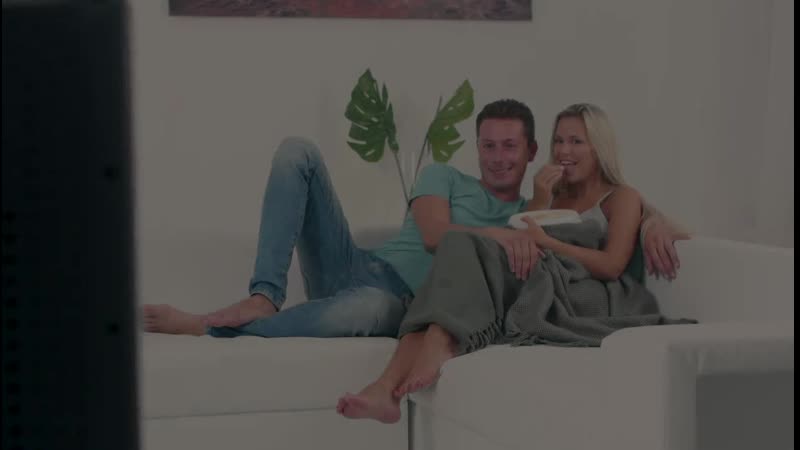 Скучный вечер у телевизора закончился жарким сексом с окончанием в киску