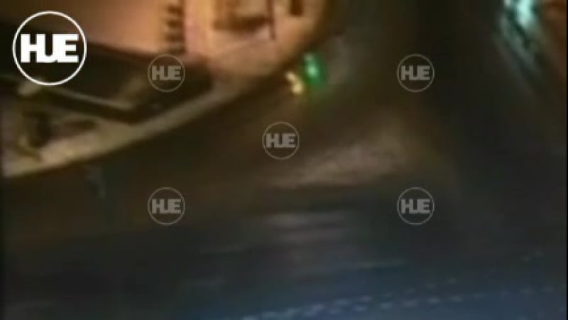 Строительные леса рухнули на людей в московском переходе