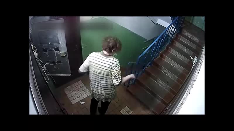 Милая соседка решила починить электричество во всё подъезде