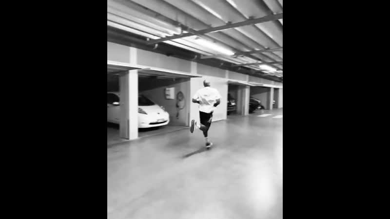 Ромелу лукаку бегает в маске