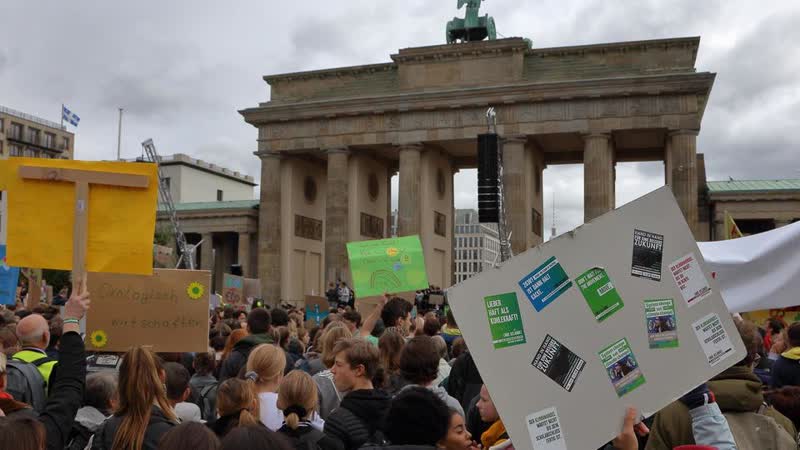 Live aus berlin klimaaktivisten demonstrieren vor dem referendum am brandenburger tor