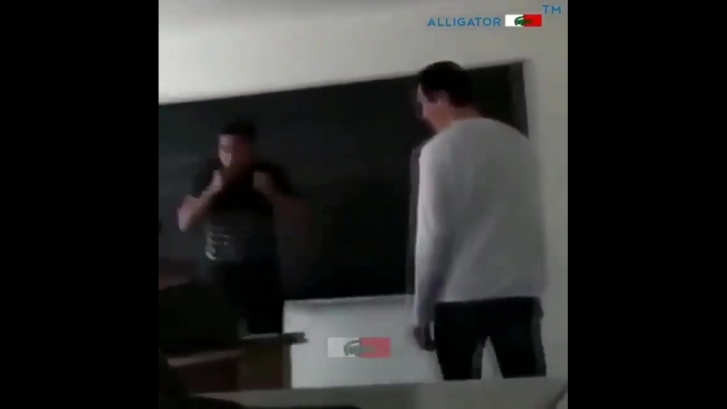 Современные молодые так развлекаться с учителем? что у них в головах? хер поймёшь