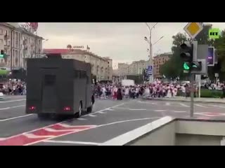 Сейчас на проспекте независимости в минске протестующие придумали себе развлечение