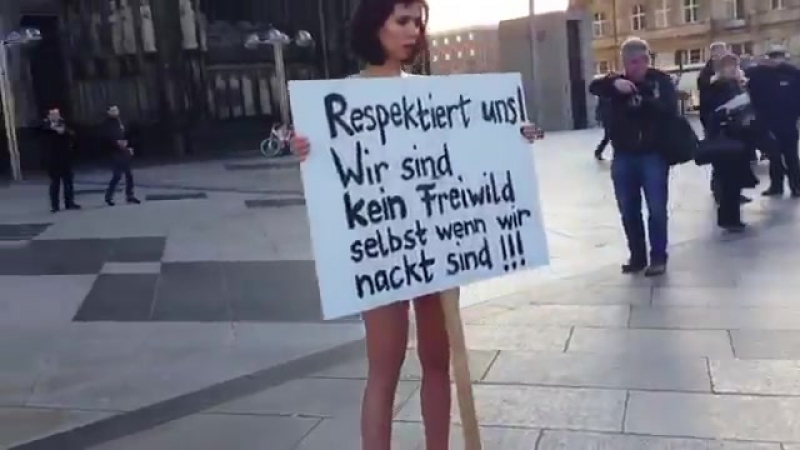 Швейцарская художница эксгибиционистка milo moiré провела акцию протеста против секс террора на площади в центре кёльна