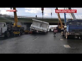 Грузовик, перевозивший плавучий дом, зацепил эстакаду под москвой