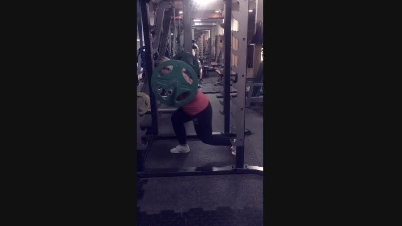 Выпады назад со штангой