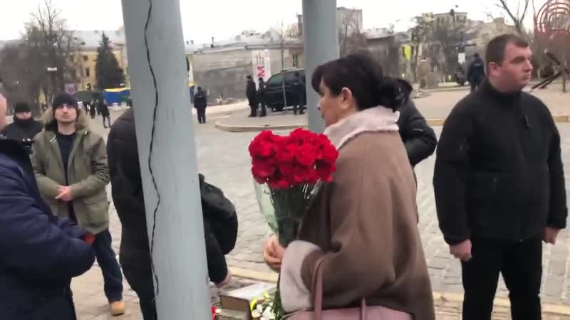 Охорона президента не пропускала родичів загиблих героїв небесної сотні покласти квіти, бо мав приїхати зеленський