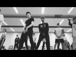 200309 chinese tik tok update related yixing x honey rehearsal #exo #lay #yixing