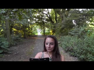 Обкончали и она гуляет по парку и делает селфи (home porn sex домашнее любительское порно секс) 18+