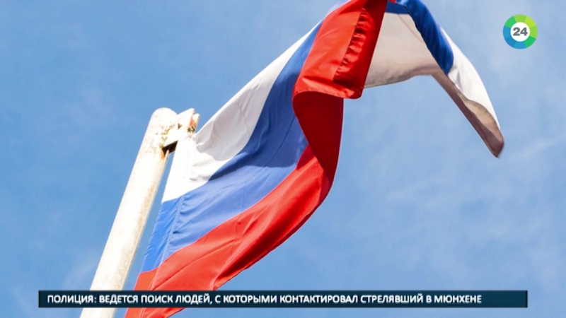 Патриотизм на крыше питерские руферы украсили триколором голландскую церковь