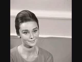 Одри хепберн говорит по французски она также свободно говорила на испанском, итальянском, голландском и английском (1959)