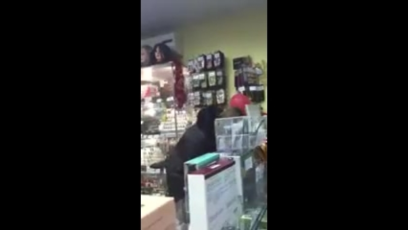 Шмара грязно ругается матом и кидает понты