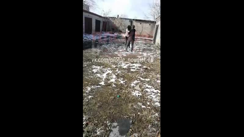 В челябинской области две девушки жестоко избивают третью