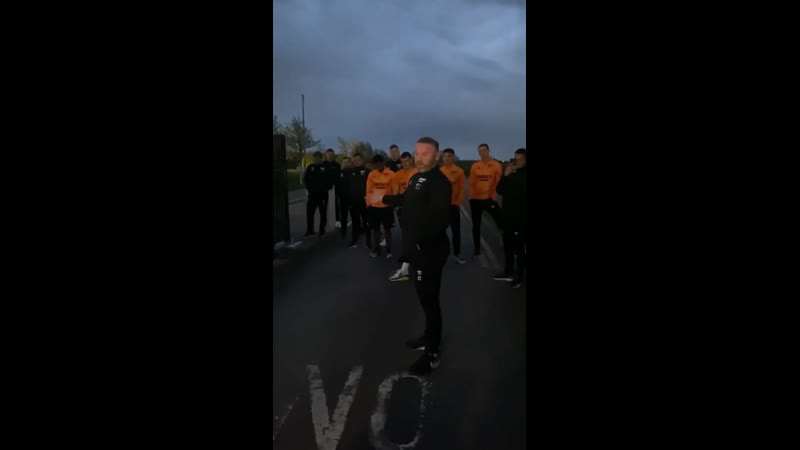 Уэйн руни разговаривает с фанатами дерби каунти