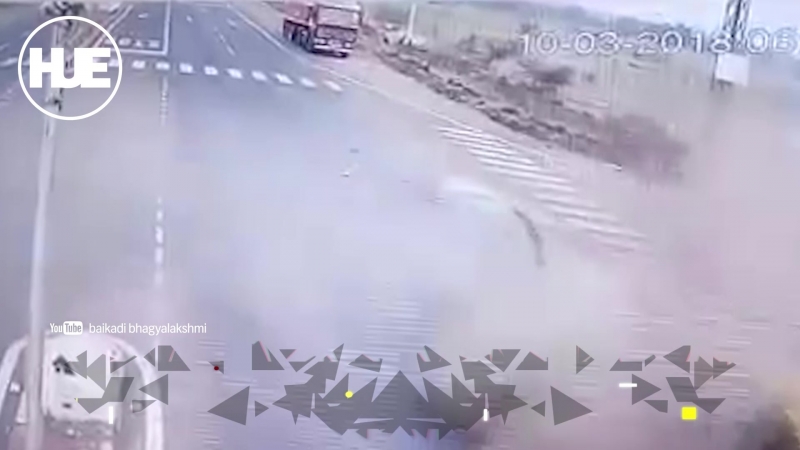 В индии автобус въехал в грузовик