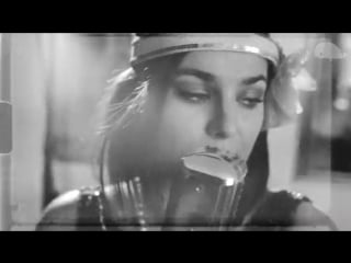 Minišaty, sexy nohy a piano farna jako diva 30 let