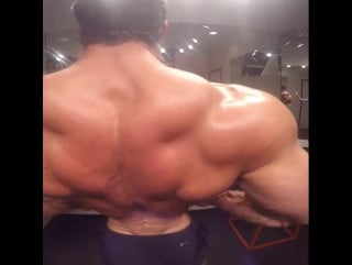 Калум показал ширину своей спины