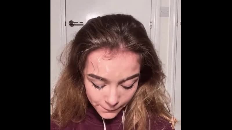 Няшка слизывает сгущенку