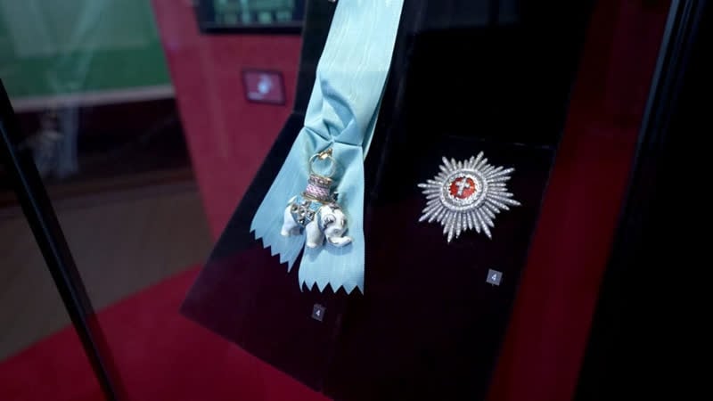 Сокровищница королевы женщина и монарх