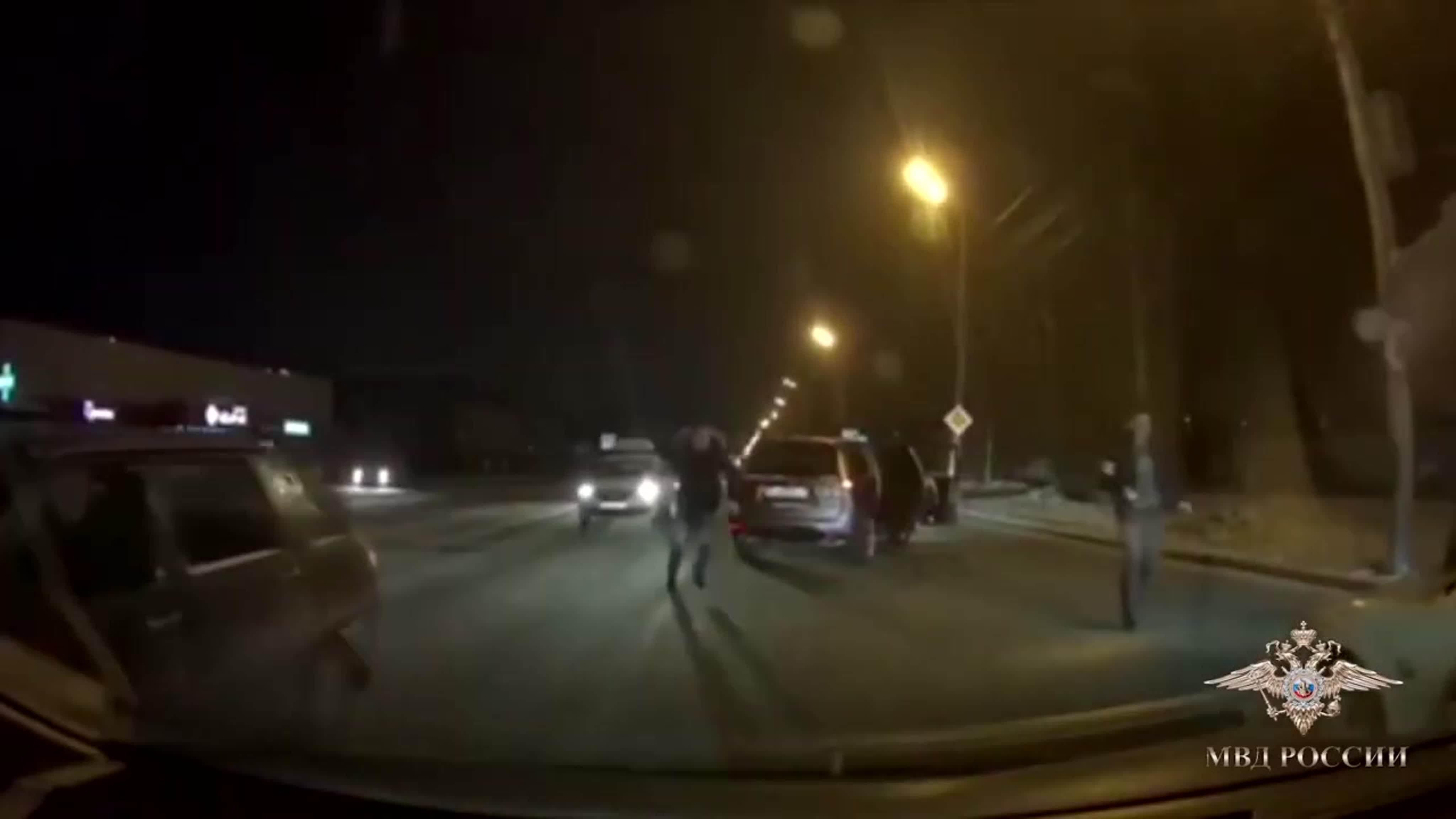 Полицейский ехал на крыше авто при задержании иркутск watch online
