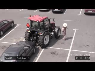 Девушка на тракторе