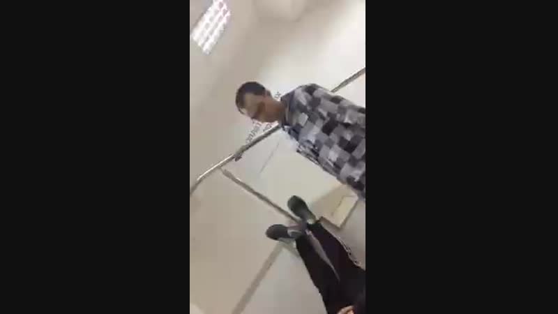 Молодые уебаны сняли на видео наезд на продавца консультанта