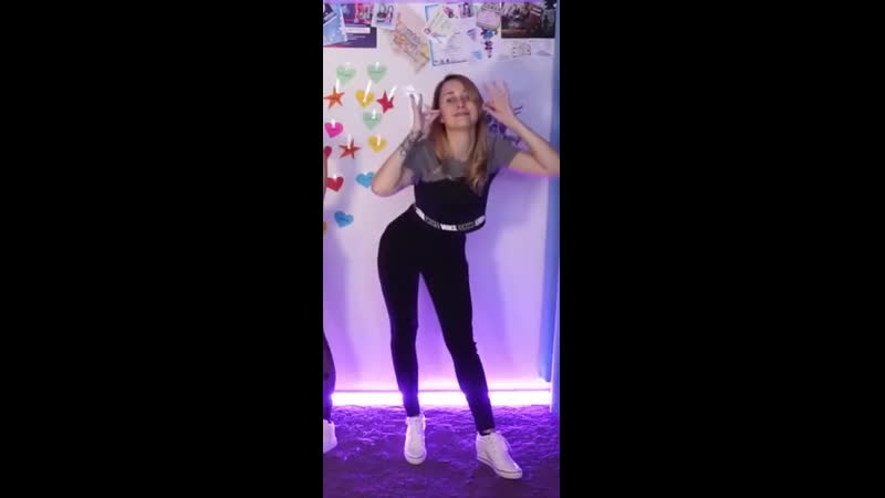 Милашка ксюша зануда нагибается / твои блогерши