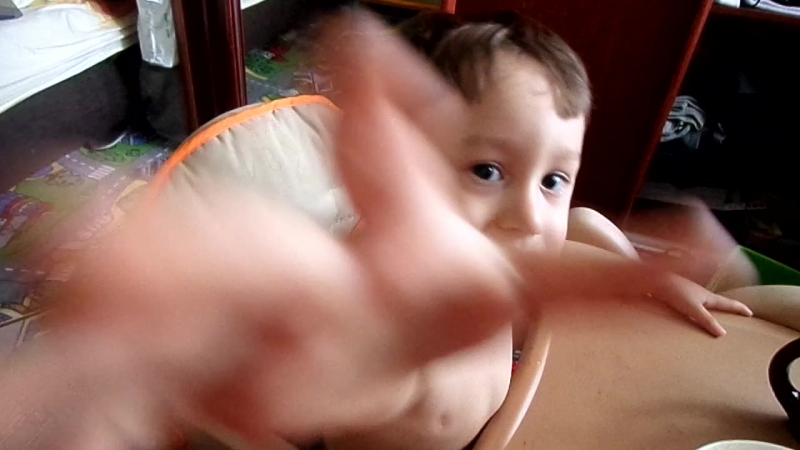 Владик кушает