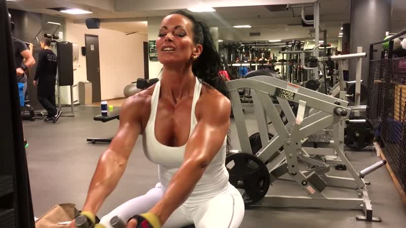 Back and triceps with adriana kuhl (boobs muscle bodybuilding female fitness)