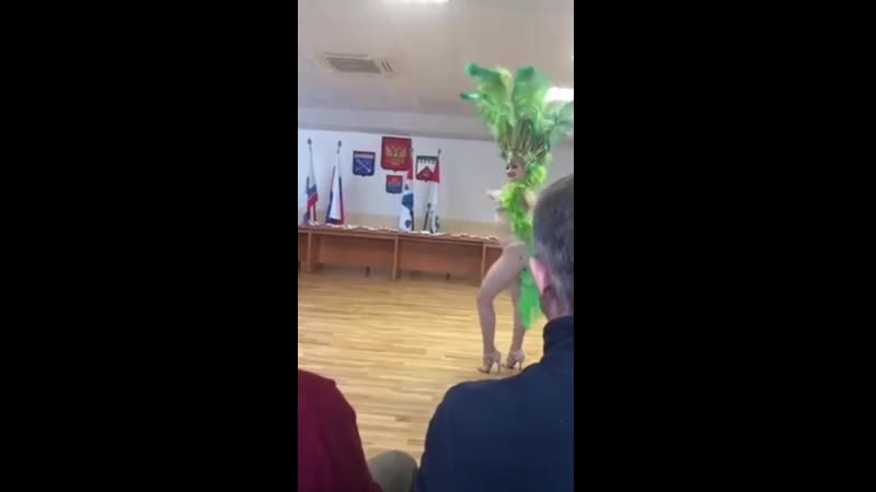 Обнаженные девушки в перьях станцевали для российских чиновников