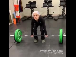 Strength of body бабушка делает становую тяну