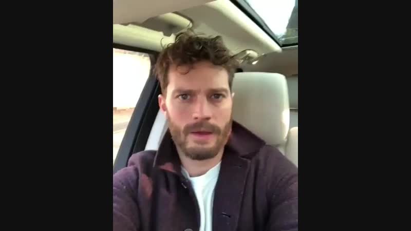 Jamie fazendo um convite para assistir seu filme