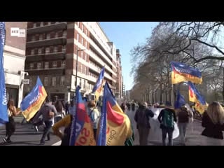 Live anti kriegs demonstration in solidarität mit der ukraine in london